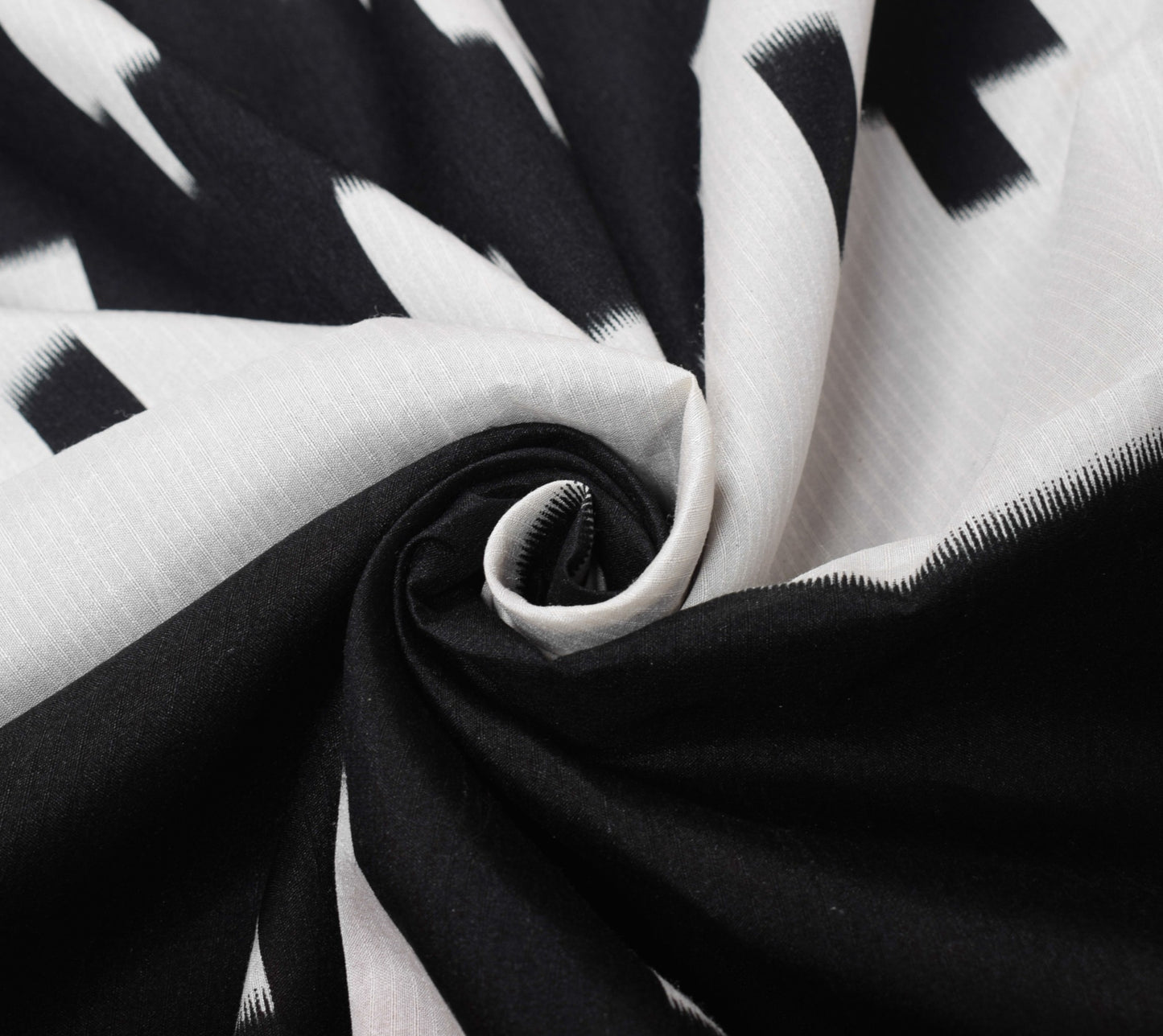 Sushila Vintage Art Silk Elegant Contrast Saree with Bold Zigzag Woven 6Yd Sari