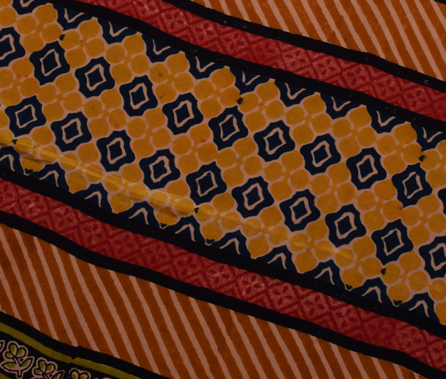 Sushila Vintage Indian Saree 100% Pure Crepe Silk Printed 5 Yard Soft Fabric