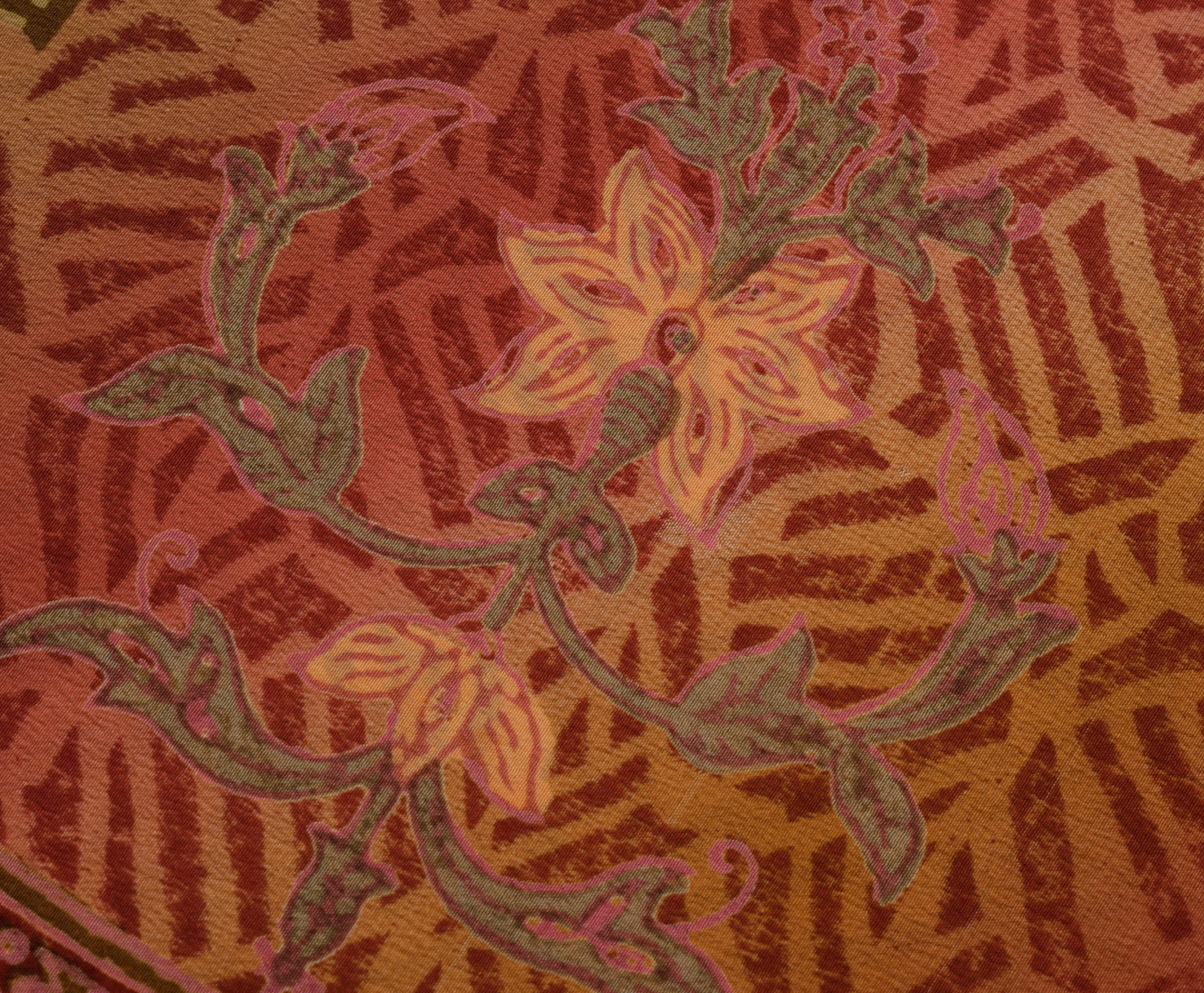 Sushila Vintage Indian Saree 100% Pure Crepe Silk Printed 5 Yard Soft Fabric